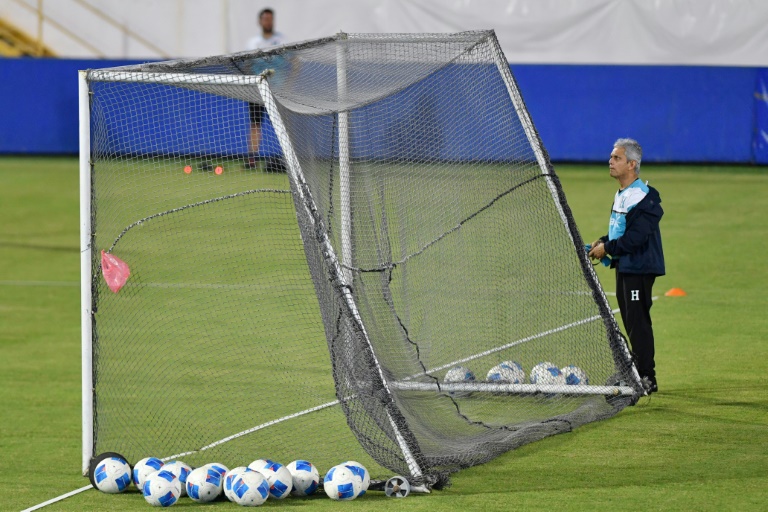 Rueda reduz a euforia de Honduras antes do duelo decisivo nas eliminatórias
 - Printis