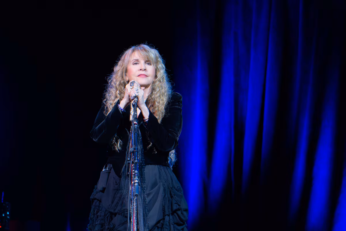 A deusa do rock remendada Stevie Nicks cantou, xale e saudou Tom Petty em Toronto
 - Printis