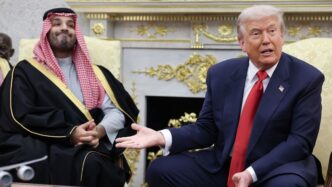 A explosão anti-imprensa de Trump atinge de forma diferente com um príncipe saudita ao seu lado
 - Printis