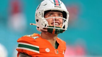 A irmã de Carson Beck, Kylie, arrasa em forma no jogo de Miami contra Syracuse
 - Printis