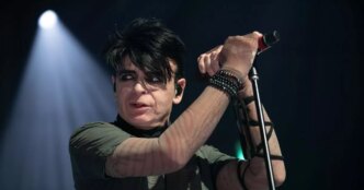 A lenda da música Gary Numan desaba no palco após a 'pior notícia de todos os tempos'
 - Printis