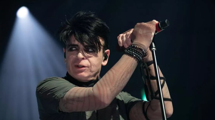 A lenda da música Gary Numan desaba no palco após a 'pior notícia de todos os tempos'
 - Printis