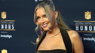 A namorada modelo SI Swim de Gronk enfrenta um biquíni de cair o queixo para chiar na neve
 - Printis