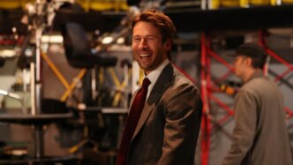 A promoção de Glen Powell 'SNL' vê a estrela paródia do videoclipe de Christopher Walken
 - Printis