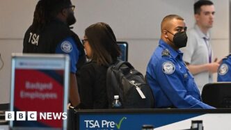 Agentes da TSA que trabalharam durante a paralisação para receber bônus de US$ 10.000, diz Kristi Noem
 - Printis