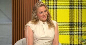 Alicia Silverstone sobre o papel em "A Merry Little Ex-Mas" e 30º aniversário de "Clueless"
 - Printis