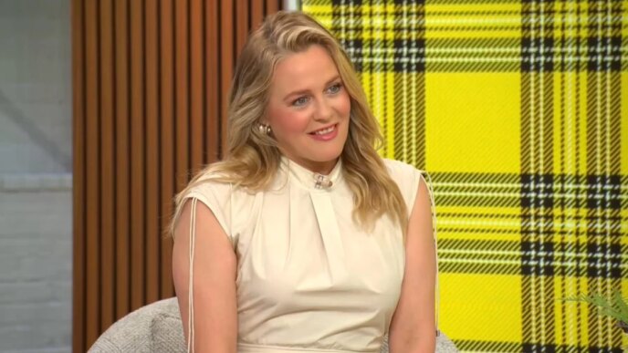 Alicia Silverstone sobre o papel em "A Merry Little Ex-Mas" e 30º aniversário de "Clueless"
 - Printis