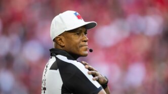 Árbitro da NFL faz ligação em espanhol durante jogo Dolphins-Commanders Madrid
 - Printis