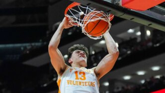 Atualização sobre lesões de JP Estrella. Atacante de basquete do Tennessee machucado contra Rice
 - Printis