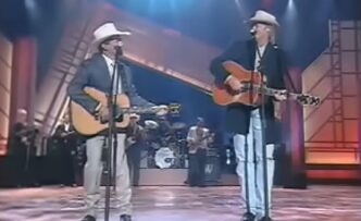 CMA Awards 1999: Alan Jackson e George Strait corajosamente convocam a rádio country com “Murder On Music Row”
 - Printis