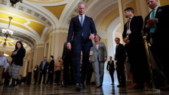 Câmara toma medidas para revogar a polêmica cláusula 'Arctic Frost' que permite que senadores republicanos busquem pagamentos de US$ 500.000
 - Printis