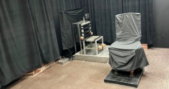 Carolina do Sul executa assassino que deixou mensagem sangrenta, marcando a terceira execução de pelotão de fuzilamento este ano
 - Printis