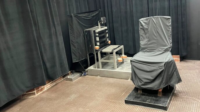 Carolina do Sul executa assassino que deixou mensagem sangrenta, marcando a terceira execução de pelotão de fuzilamento este ano
 - Printis