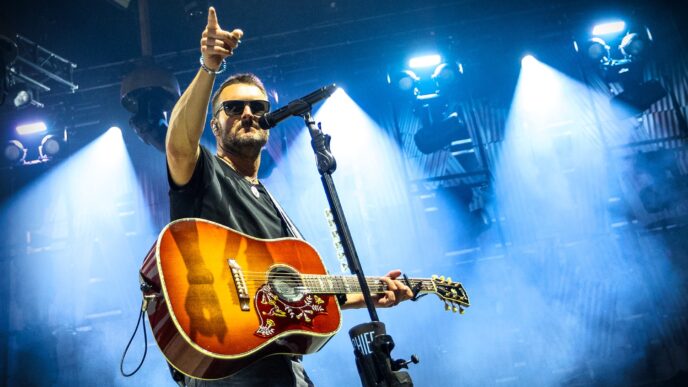 Certa vez, Eric Church enviou um jantar inteiro de ação de graças para um membro da tripulação cuja mãe estava no hospital – e ele ainda nem tinha começado a trabalhar
 - Printis