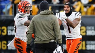 Chase, do Bengals, suspendeu um jogo por cuspir em Ramsey, do Steelers
 - Printis