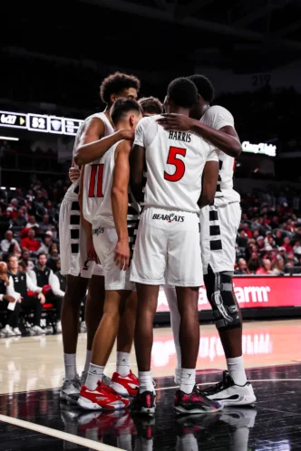 Cincinnati recebe Dayton para o jogo Twyman-Stokes na terça à noite - Atletismo da Universidade de Cincinnati
 - Printis