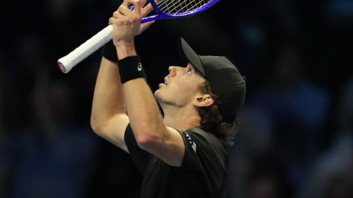 De Minaur derrota Fritz pela primeira vitória no ATP Finals e agora precisa do favor de Alcaraz
 - Printis