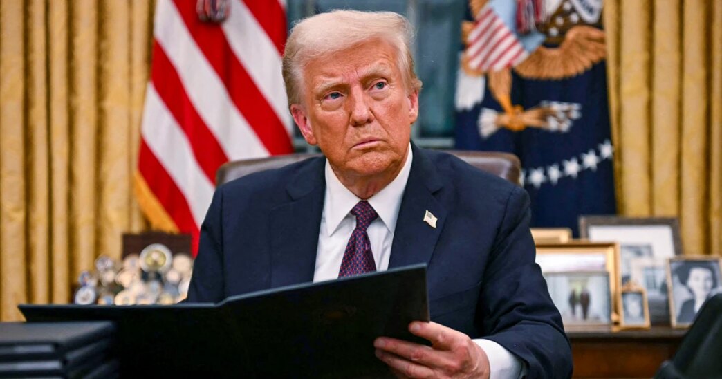 Departamento de Justiça substituiu discretamente assinaturas 'idênticas' de Trump em indultos recentes
 - Printis