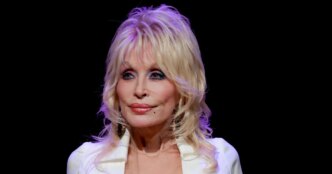 Dolly Parton posta vídeo abordando ‘desafios de saúde’ enquanto perde a cerimônia de premiação
 - Printis