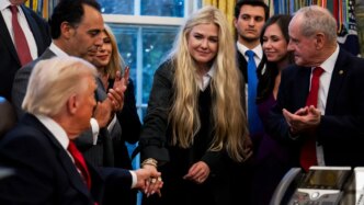 Erika Kirk diz a Jesse Watters que está de luto por causa da arte dos fãs de CS Lewis e Charlie Kirk
 - Printis