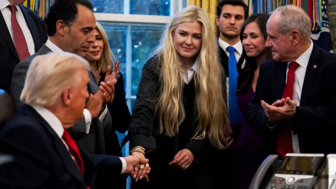 Erika Kirk diz a Jesse Watters que está de luto por causa da arte dos fãs de CS Lewis e Charlie Kirk
 - Printis