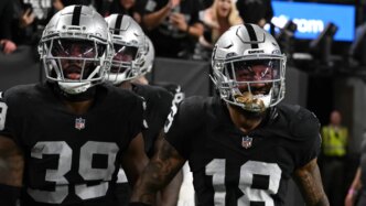 Ex-Raiders CB leva um soco após fazer uma jogada vitoriosa para os Dolphins
 - Printis