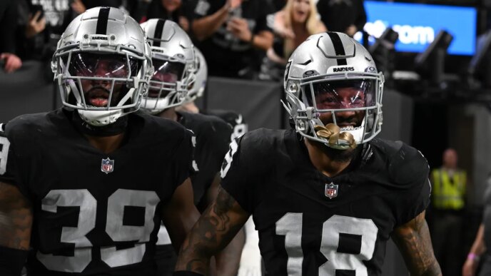 Ex-Raiders CB leva um soco após fazer uma jogada vitoriosa para os Dolphins
 - Printis