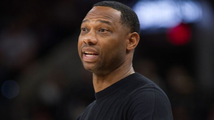 Fontes: treinador de bombeiros do Pelicans, Willie Green, entre 2 e 10 partidas
 - Printis