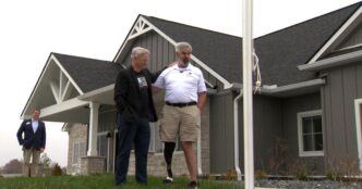 Fundação Gary Sinise comemora o marco da 100ª casa construída para veteranos
 - Printis