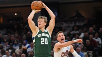 Giannis sai do jogo lesionado, Cavaliers vence Bucks por 59-57 no intervalo
 - Printis