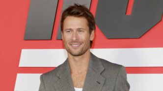Glen Powell relembra audição de bombardeio na frente de Dustin Hoffman
 - Printis