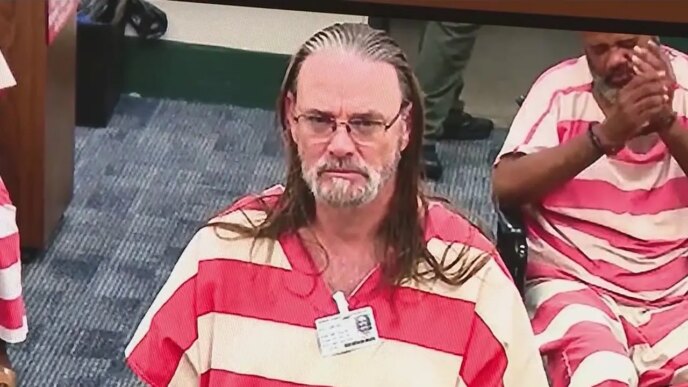 Homem da Flórida é preso depois que uma mulher do Reino Unido supostamente o paga para torturá-la e matá-la: declaração juramentada
 - Printis