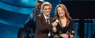“I Am in Heaven” depois de assistir Brandi Carlile e Patty Loveless homenageiam Vince Gill com seu impressionante cover de “When I Call Your Name” no CMA
 - Printis