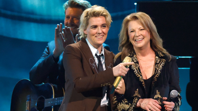 “I Am in Heaven” depois de assistir Brandi Carlile e Patty Loveless homenageiam Vince Gill com seu impressionante cover de “When I Call Your Name” no CMA
 - Printis