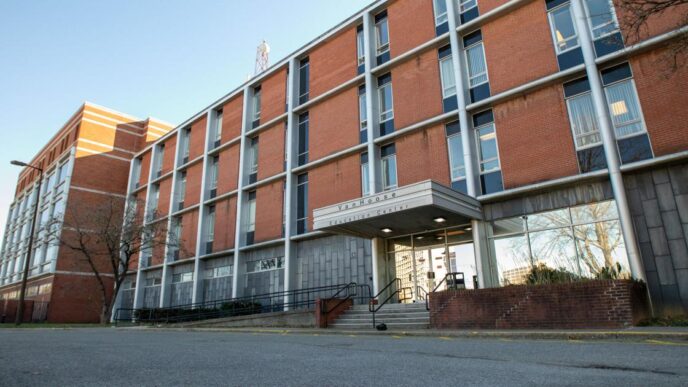 JCPS recomenda fechar 2 escolas e transferir outras, pois enfrenta um déficit orçamentário de US$ 188 milhões | Educação
 - Printis