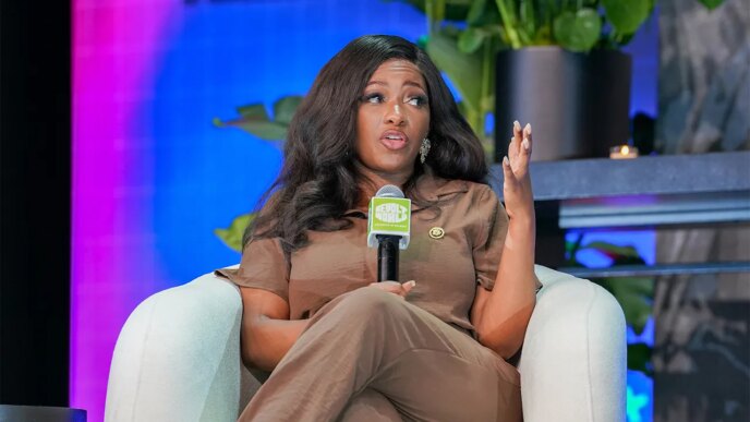 Jasmine Crockett arrecada US$ 75 mil para hotéis de luxo, limusines e segurança privada
 - Printis