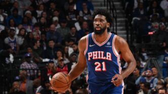 Joel Embiid, do 76ers, foi eliminado contra o Celtics devido a dores no joelho direito
 - Printis