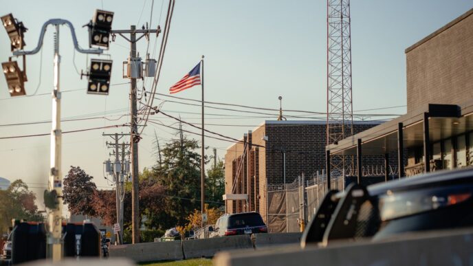 Juiz de Chicago ordena libertação de mais de 600 imigrantes detidos por violações
 - Printis