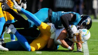 Justin Herbert vai para a tenda médica antes do intervalo, Jaguars lidera Chargers por 14-6
 - Printis