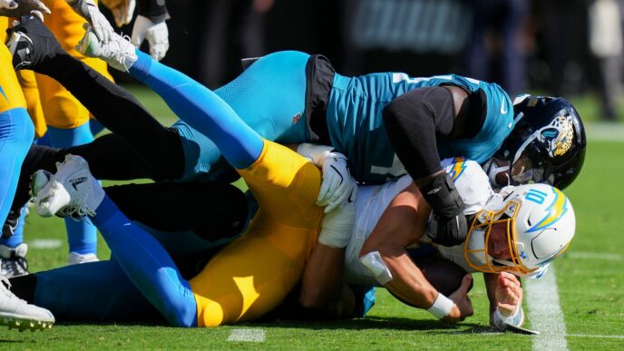 Justin Herbert vai para a tenda médica antes do intervalo, Jaguars lidera Chargers por 14-6
 - Printis