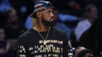 LeBron James dá passo fundamental para retornar ao Lakers
 - Printis