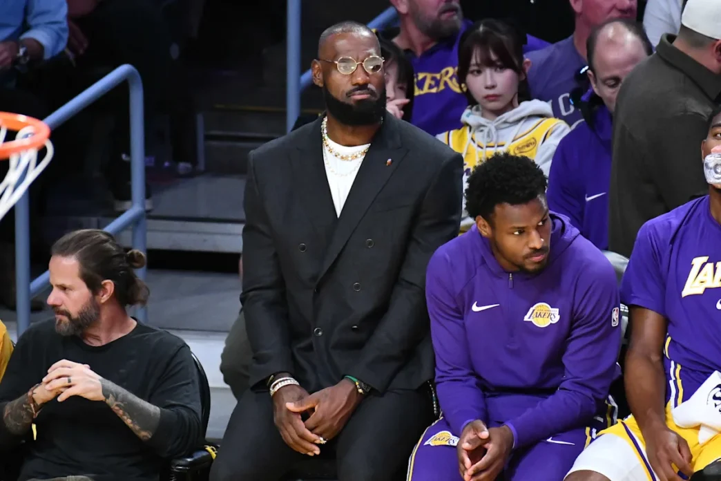 LeBron James retorna aos treinos do Lakers após transferência da G League, é questionável para o jogo de terça-feira contra o Jazz
 - Printis