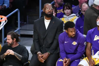 LeBron James retorna aos treinos do Lakers após transferência da G League, é questionável para o jogo de terça-feira contra o Jazz
 - Printis