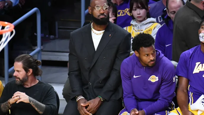 LeBron James retorna aos treinos do Lakers após transferência da G League, é questionável para o jogo de terça-feira contra o Jazz
 - Printis