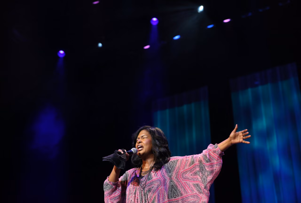 Lions anuncia 17 vezes vencedor do Grammy como cantor do hino nacional do Dia de Ação de Graças
 - Printis