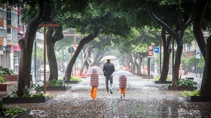 Local de férias britânico atingido porque a tempestade Claudia traz risco de chuvas torrenciais e inundações
 - Printis