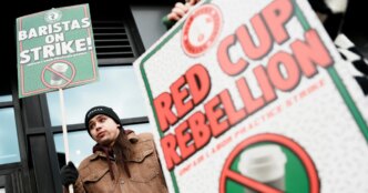 Mais de 1.000 trabalhadores da Starbucks fazem greve em 65 lojas no Red Cup Day
 - Printis