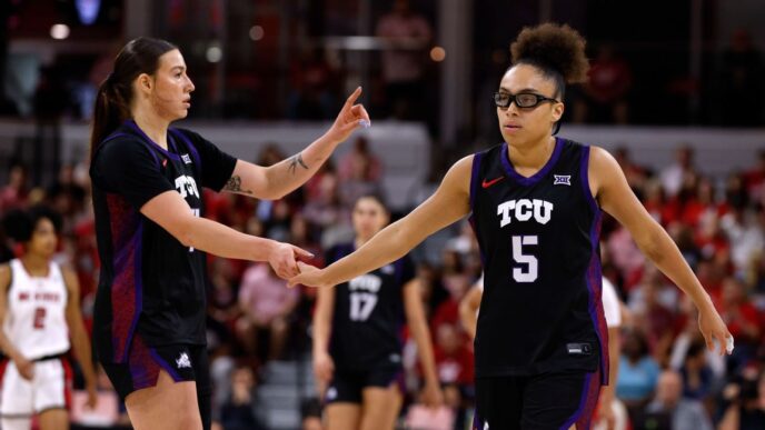 Michigan e TCU entram no top 10 da pesquisa feminina AP Top 25
 - Printis