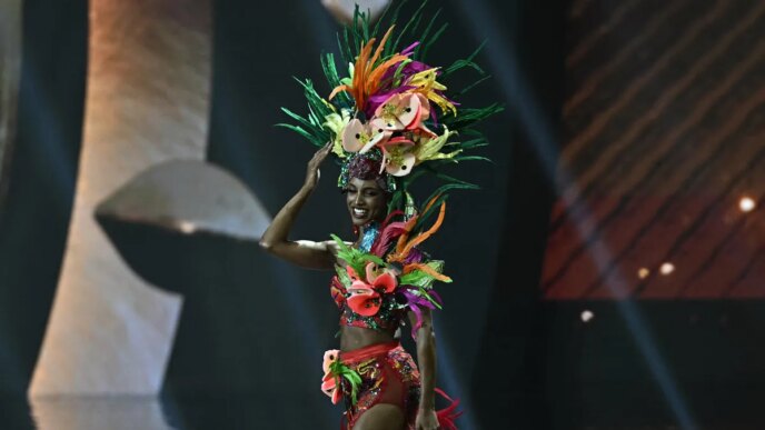 Miss Jamaica cai do palco do Miss Universo em vídeo chocante
 - Printis