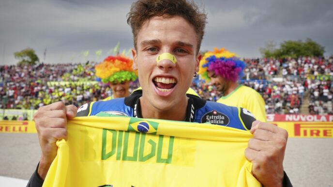 Moreira conquista o título de Moto2™ e se torna o primeiro campeão mundial do Brasil
 - Printis